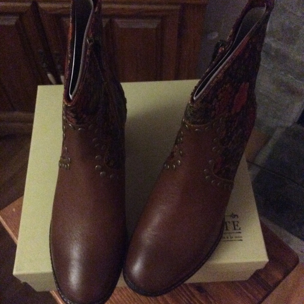 L’Artiste  Leather floral Boots NIB Gorgeous